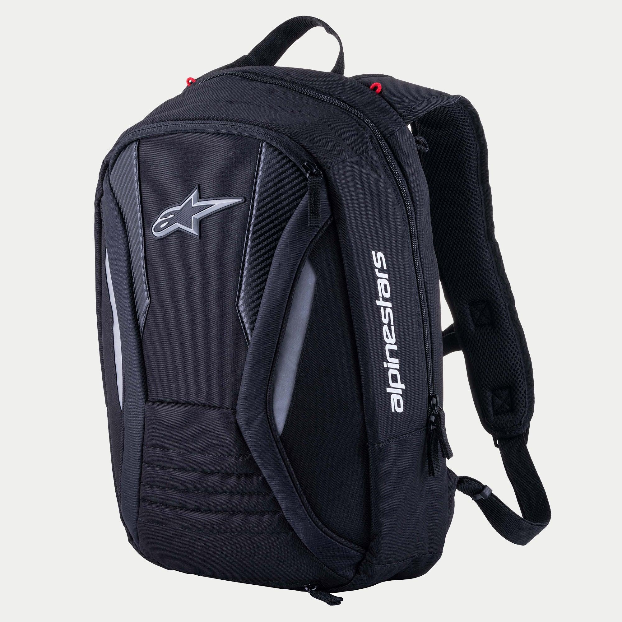 Alpinestars Charger Boost-ryggsäck, motorcykelryggsäck, svart, aerodynamiskt halvstyvt skal med en Astar-logotyp framtill och vit vertikal textlogotyp, kolfibertexturerade paneler och reflekterande detaljer, strömlinjeformad design för högpresterande vägkörning