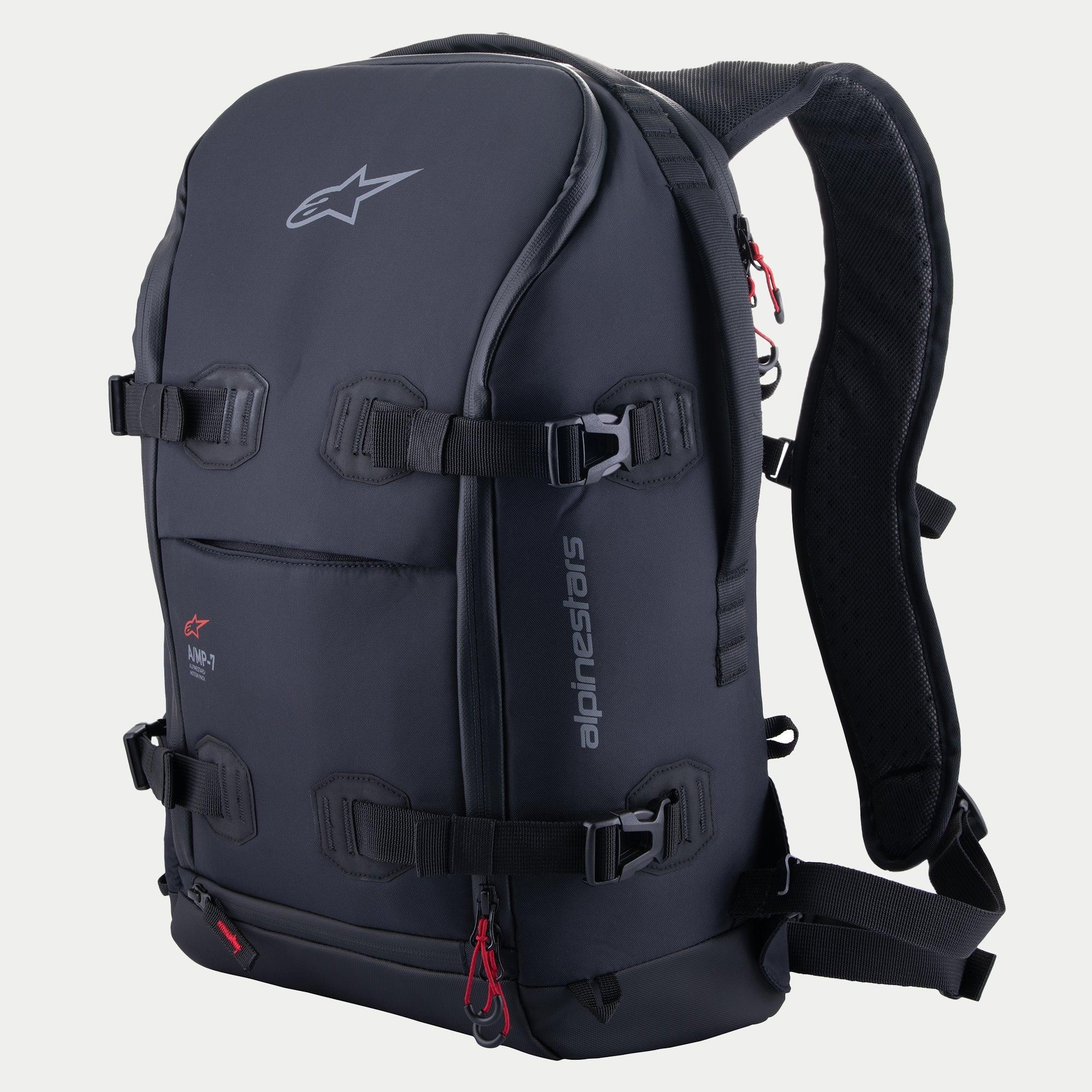 Alpinestars AMP-7 Ryggsäck, teknisk motorcykelryggsäck, svart med röda dragkedjedetaljer, med fyra justerbara kompressionsremmar med spännen, strukturerade vadderade väggar, Alpinestars-logotyp upptill och märkesdetaljer på sidan, ergonomiska axelremmar för adventure- och touringkörning.
