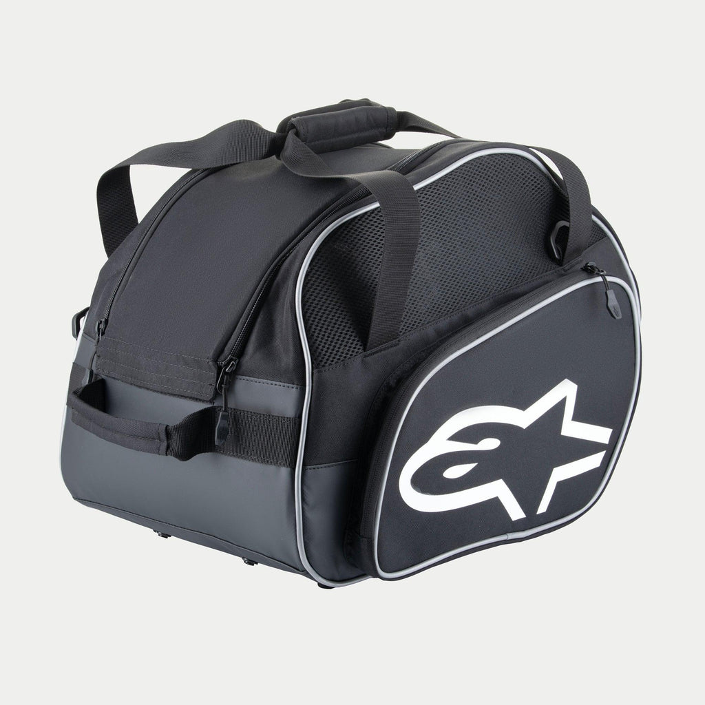 Alpinestars Flow V3 hjälmväska, skyddande förvaring för helhjälmar, svart och vit, med en stor vit logotyp på sidan, ventilationspaneler i mesh och förstärkta bärhandtag, hållbar polyesterdesign för racingutrustning