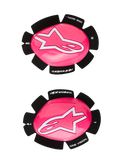 Alpinestars GP Plus knäpuckar, knäsliders för motorcykelracing, neonrosa och vita, uppsättning med vänster och höger slider, blank rosa yta med vita stjärnlogotyper, svart baksida med texten 'One Goal One Vision', slitstark plastkonstruktion för bana och väg