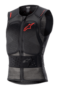 Alpinestars Nucleon Flex Pro skyddsväst, svart ärmlös motorcykelskyddsväst, perforerad mesh-konstruktion för ventilation, röd Alpinestars-logotyp på bröstet och röd text på axlarna, justerbart elastiskt midjeband, dragkedja framtill, CE-nivå 2-certifierat rygg- och bröstskydd