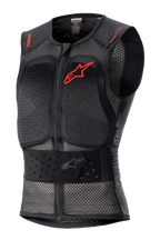 Alpinestars Nucleon Flex Pro skyddsväst, svart ärmlös motorcykelskyddsväst, perforerad mesh-konstruktion för ventilation, röd Alpinestars-logotyp på bröstet och röd text på axlarna, justerbart elastiskt midjeband, dragkedja framtill, CE-nivå 2-certifierat rygg- och bröstskydd