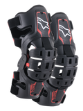 Alpinestars Youth Bionic 5S knäskydd, motocross-knäskydd, svarta och röda, ett par skydd med hybridramkonstruktion och ventilerade skal, vit Astar-logotyp på den övre sektionen, röd ASTARS-logotyp på den nedre sektionen och justerbara svarta remmar för en säker passform.