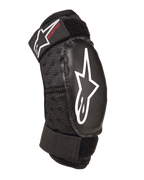 Alpinestars Youth Bionic Action Kickstart armbågsskydd, svart, skyddande armbågsskydd för ungdom med vit stjärnlogotyp och röd Kickstart-logotyp, dubbla justerbara remmar med kardborreband, ventilerande mesh-tyg, ergonomisk design för motocross och actionsporter