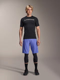 Alpinestars A-Aria Lite Short i Baja Blue, MTB-shorts för herr, bärs med en svart kortärmad tröja och skyddande knäskydd, med laserperforeringar för ventilation, prestandautrustning för mountainbike