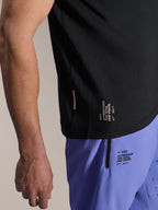 Alpinestars A-Aria Lite Shorts i Baja Blue, MTB-shorts, med screenprintat "One Goal. One Vision."-tryck och ficka med dragkedja, matchad med en svart A-Aria Switch-tröja, närbild på teknisk cykelutrustning.