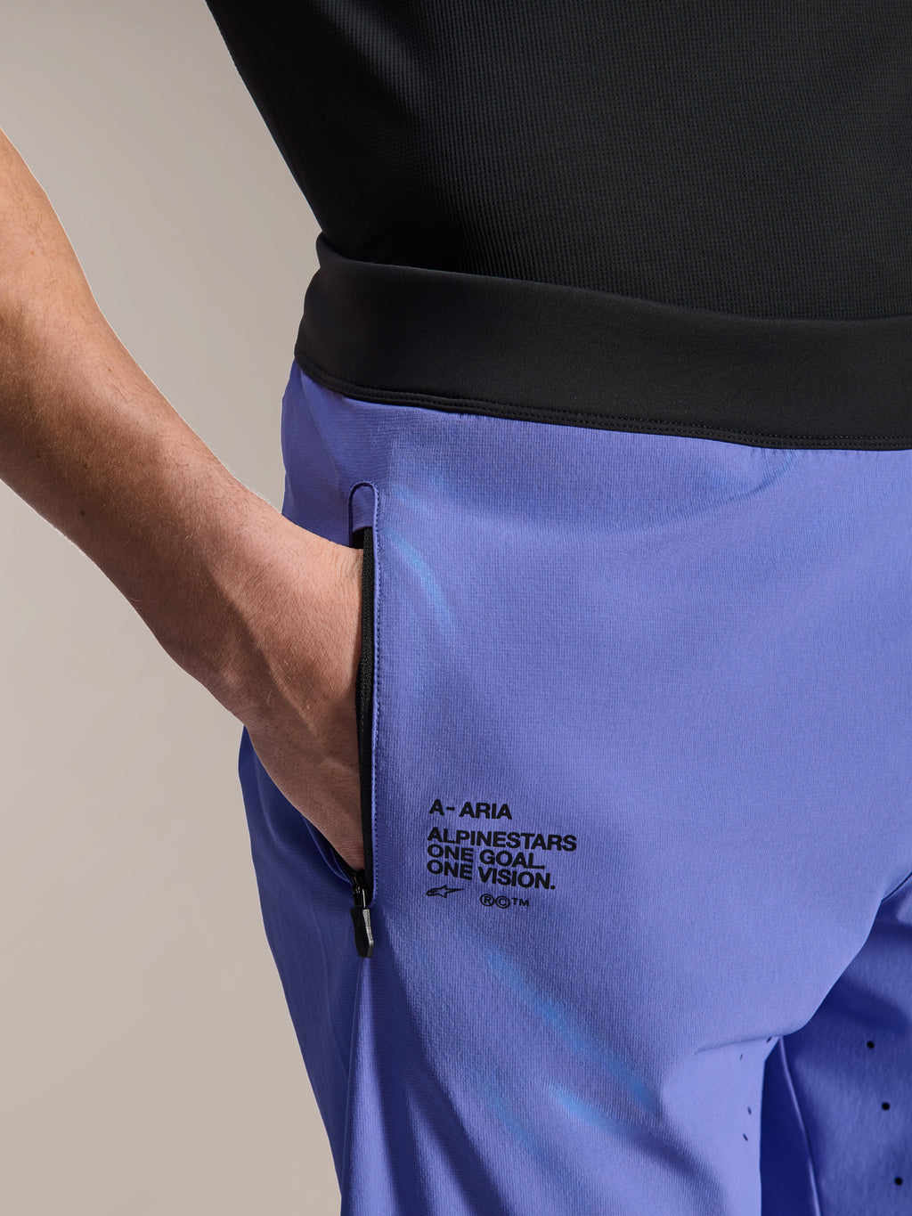 Alpinestars A-Aria Lite Short, MTB-shorts, Baja Blue, närbild som visar framficka med dragkedja och varumärkesdetaljer på sidan med texten "One Goal. One Vision.", svart midjeband och tekniskt material för mountainbike