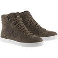 Alpinestars J-6 Waterproof Shoe, bruna sneakers med högt skaft, vita gummisulor, vardagliga urbana motorcykelskor, med ovandel i brunt läder, vadderad ankelkrage och metallöljetter
