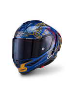 Alpinestars Supertech R10 Martinator Thai-hjälm, blankblå racinghjälm i kolfiber med guldgrafik och mörkt rökfärgat visir.