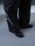 Alpinestars RSRV Starline skor, svarta byxor med vit logotyp, premium streetwear, svarta strumpor med röda och vita detaljer