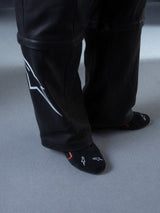 Alpinestars RSRV Starline skor, svarta byxor med vit logotyp, premium streetwear, svarta strumpor med röda och vita detaljer