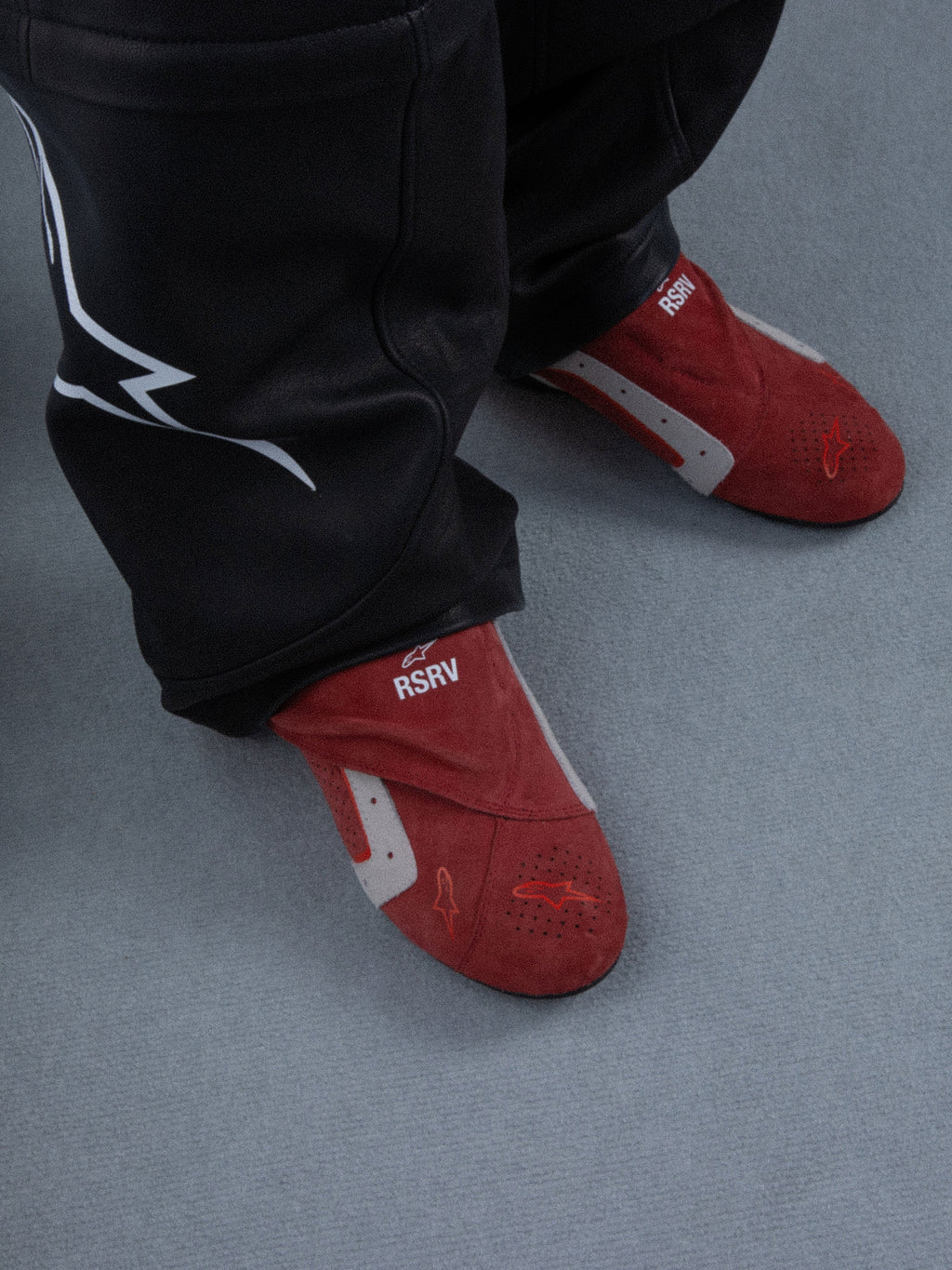 Alpinestars RSRV Starline skor, röda sneakers med vita och grå detaljer, RSRV-logotyp, casual streetwear-skor med mjuk textur