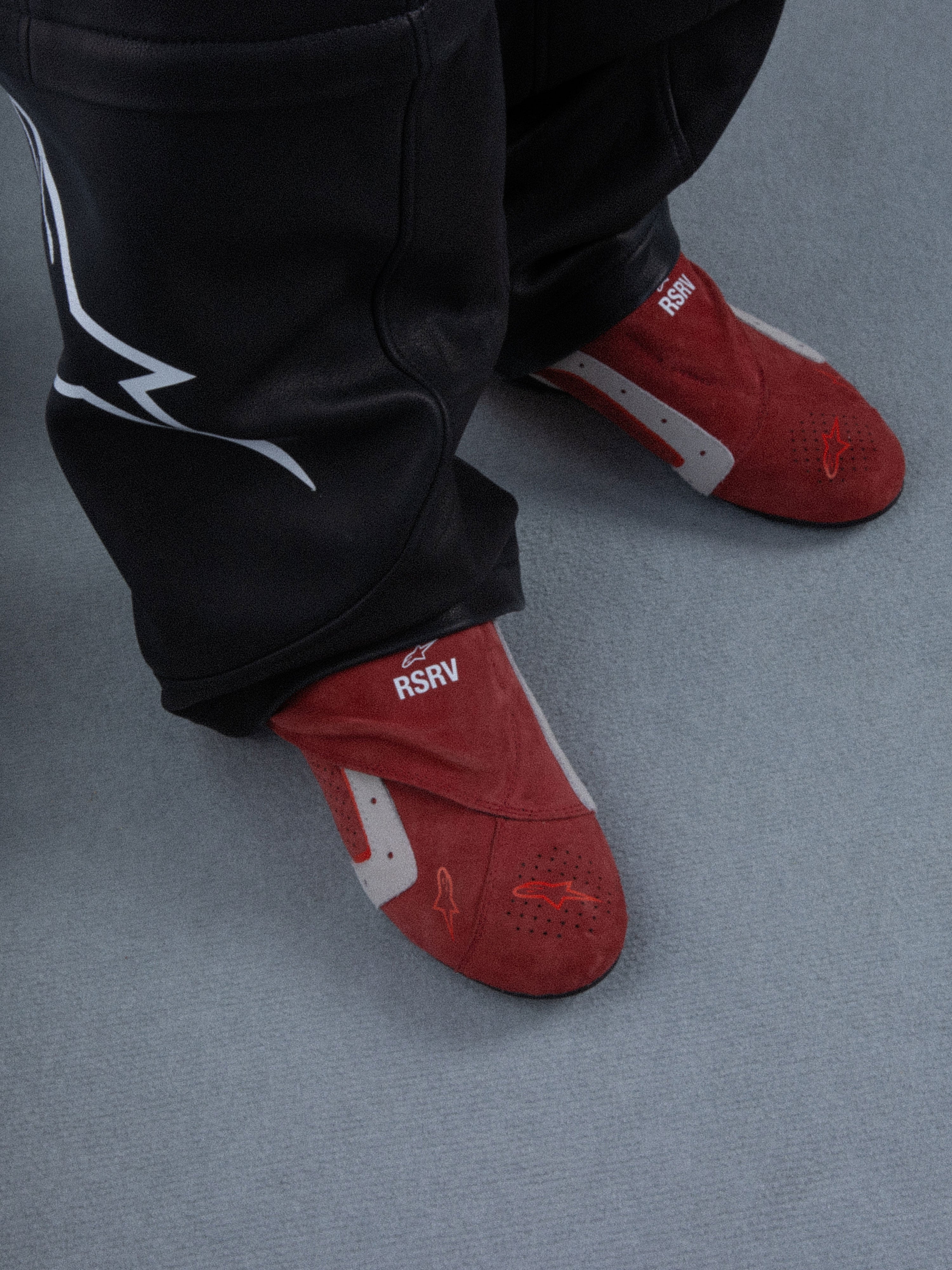 Alpinestars RSRV Starline skor, röda sneakers med vita och grå detaljer, RSRV-logotyp, casual streetwear-skor med mjuk textur