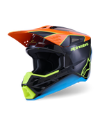 Alpinestars S-M3 Fray-hjälm, motocrosshjälm, svart med orange, neongula och blå detaljer, trekvartsvy som visar det aerodynamiska termosprutade skalet och skyddande visir för terrängkörning