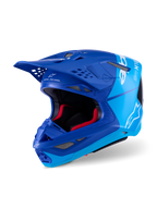 Alpinestars Supertech M10 Flood hjälm, motocrosshjälm, metallicblå och mellanblå med svarta kolfiberdetaljer, vita logotyper och M10-märkning, flera ventilationsöppningar och röd invändig vaddering, designad för professionell offroad-prestanda