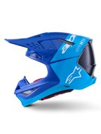 Alpinestars Supertech M10 Flood hjälm, motocrosshjälm, metallicblå och mellanblå med svart kolfiber, sidoprofilvy som visar matta och glansiga ytor, vit Alpinestars-logotyp och Supertech M10-märkning, avancerat huvudskydd för terrängkörning