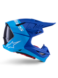 Alpinestars Supertech M10 Flood hjälm, motocrosshjälm, metallicblå och mellanblå med svarta kolfiberdetaljer, sidoprofil, vit logotyp, aerodynamisk design med ventilationsöppningar, kolfibertextur, professionellt skydd för terrängkörning