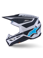 Alpinestars S-M3 Heat-hjälm ECE 22.06, motocrosshjälm, silver, blå och svart matt finish, sidoprofil, med en klarblå Alpinestars-stjärnlogotyp, svart visir och flera ventilationsportar, aggressiv aerodynamisk design för terrängkörning