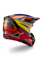 Alpinestars Supertech M10 Era hjälm, motocrosshjälm, Gold Yellow Rio Red Glossy, vinklad vy bakifrån som visar kolfiberskal med röd och gul grafik, blå accenter, aerodynamisk profil med flera ventilationsöppningar och tydlig Astar-logotyp.