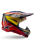 Alpinestars Supertech M10 Era hjälm, motocrosshjälm, blank guldgul och Rio-röd med blå och svarta detaljer, aerodynamisk design med integrerad skärm, flera nättäckta ventilationsöppningar och kolfiberdetaljer, ECE 22.06-certifierad