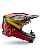 Alpinestars Supertech M10 Era hjälm, motocrosshjälm, blank guldgul och Rio-röd med blå och svarta detaljer, aerodynamisk design med integrerad skärm, flera nättäckta ventilationsöppningar och kolfiberdetaljer, ECE 22.06-certifierad