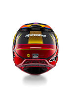 Alpinestars Supertech M10 Era-hjälm, motocrosshjälm, guldgul och Rio-röd blank finish, vy bakifrån med vit Alpinestars-logotyp, MIPS-logotyp och aerodynamiska ventilationsportar, multikomposit-kolfiberkonstruktion med blå detaljer