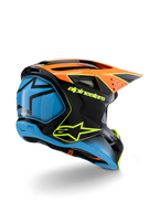 Alpinestars S-M3 Youth Fray-hjälm, motocrosshjälm, svart, orange och blå med neongula detaljer, vy snett bakifrån som visar tydlig Alpinestars-logotyp och stjärnsymbol, strömlinjeformad aerodynamisk design för offroad-racing för ungdomar