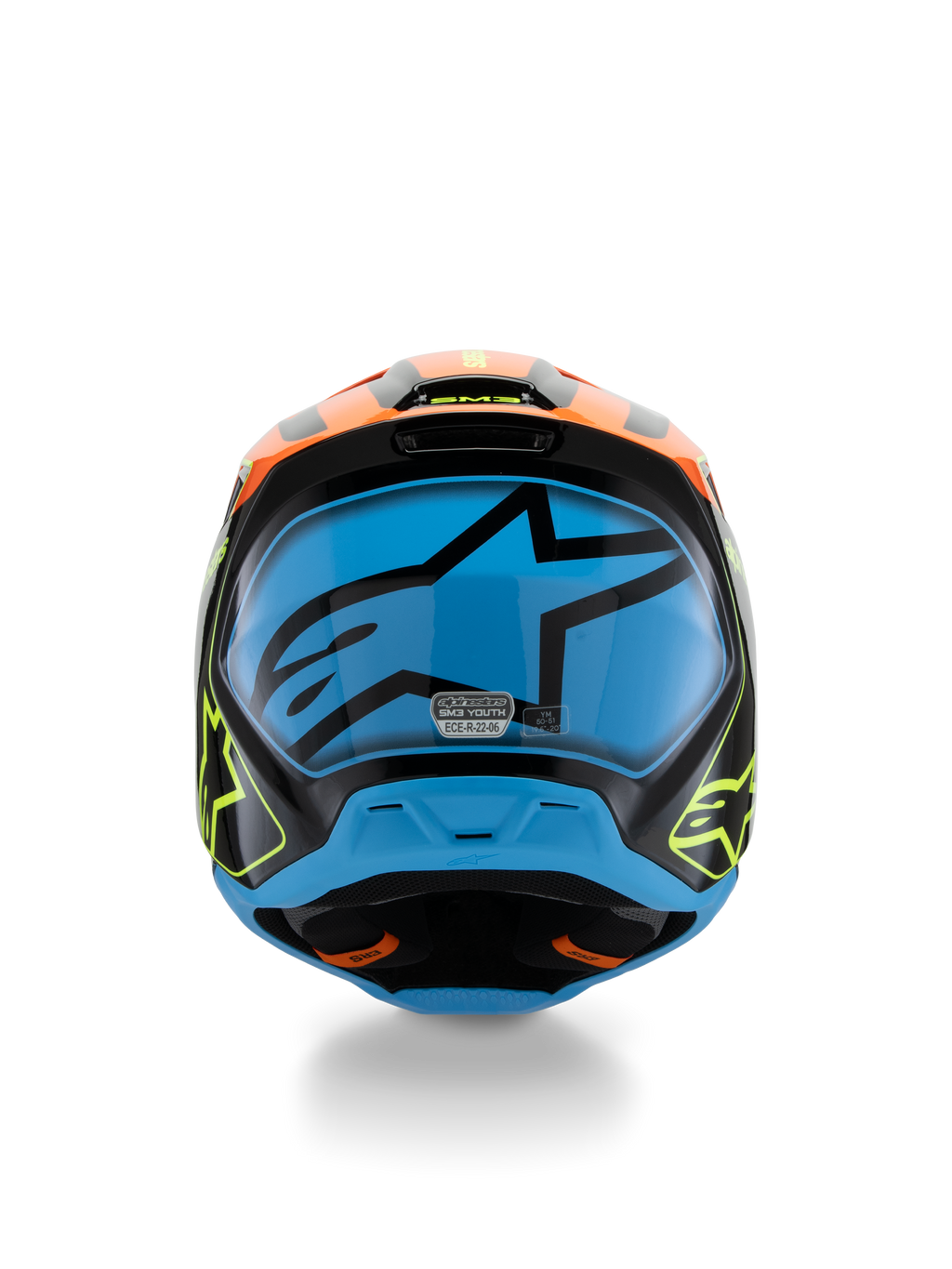 Alpinestars S-M3 Youth Fray-hjälm, motocrosshjälm, svart med orangea och fluorescerande gula detaljer samt en stor blå grafik på baksidan, vy bakifrån som visar ventilationsöppningar och ECE 22.06-certifieringsetikett, designad för offroad-prestanda för ungdomar.