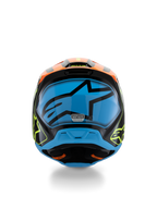 Alpinestars S-M3 Youth Fray-hjälm, motocrosshjälm, svart med orangea och fluorescerande gula detaljer samt en stor blå grafik på baksidan, vy bakifrån som visar ventilationsöppningar och ECE 22.06-certifieringsetikett, designad för offroad-prestanda för ungdomar.