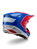 Alpinestars Supertech M10 Aeon ECE 22.06 hjälm, motocrosshjälm, röd, blå och vit i glansig finish, vy snett bakifrån med en aerodynamisk profil, silverfärgade Alpinestars-logotyper och integrerade ventilationsöppningar.