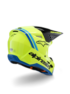 Alpinestars S-M3 Youth Radium-hjälm ECE 22.06, motocrosshjälm, gul fluo med svarta och blå detaljer, vy snett bakifrån som visar svart skärm med gul logotyp och blå nederkant