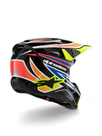 Alpinestars S-M3 Youth Wurx-hjälm, motocrosshjälm för ungdomar, svart med livfulla orangea, röda, blå och neon gula detaljer, vy snett bakifrån som visar det aerodynamiska skalet och ventilationsöppningar, glansig finish med tydlig Alpinestars-branding.
