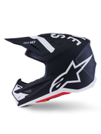 Alpinestars S-M7 Dasher hjälm ECE 22.06, matt svart och vit, sidoprofil med stor vit Alpinestars-logotyp, aerodynamiskt kompositskal med ventilationsportar och röd detalj längs nederkanten, professionellt huvudskydd för motocross