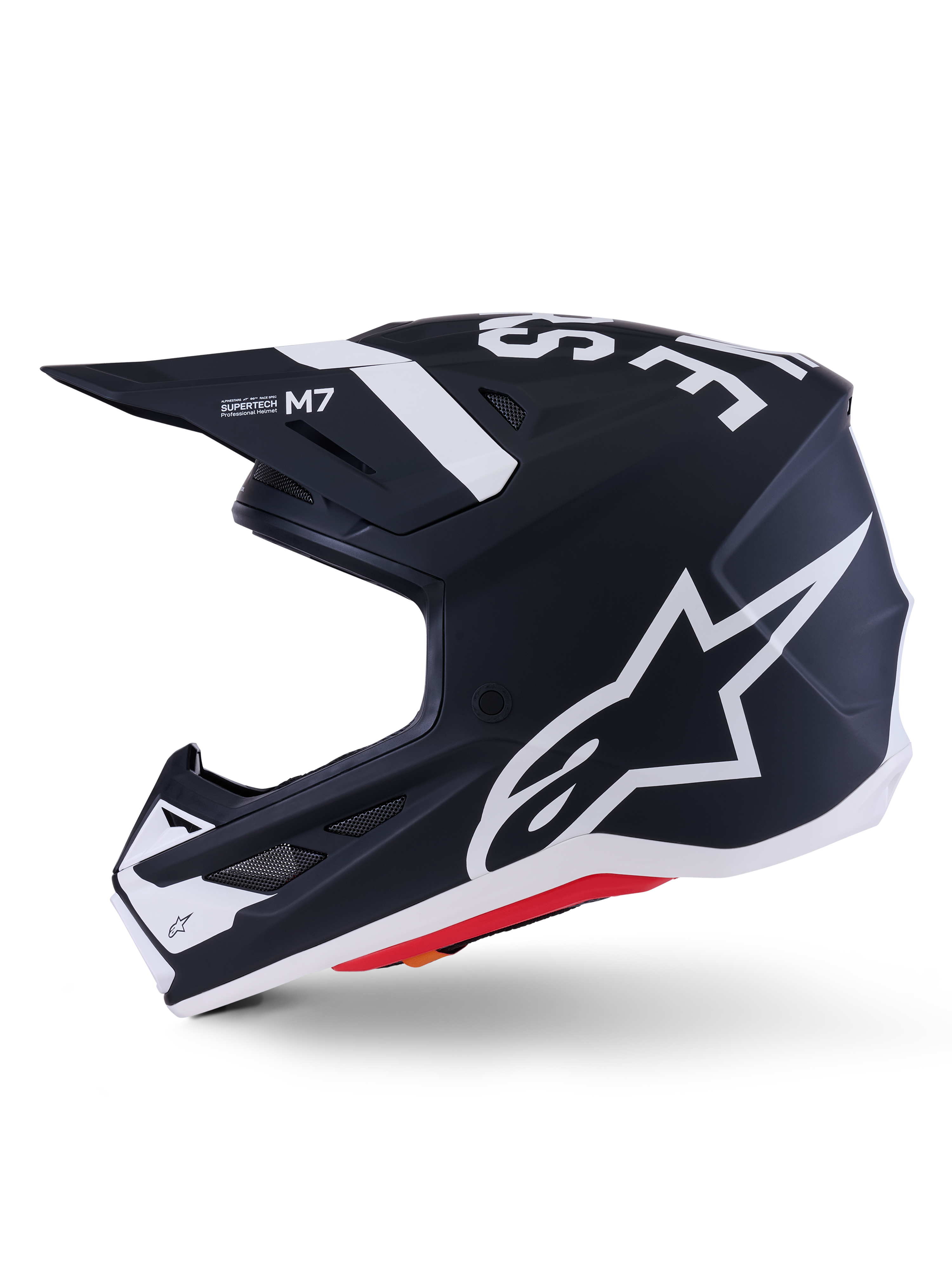 Alpinestars S-M7 Dasher hjälm ECE 22.06, matt svart och vit, sidoprofil med stor vit Alpinestars-logotyp, aerodynamiskt kompositskal med ventilationsportar och röd detalj längs nederkanten, professionellt huvudskydd för motocross