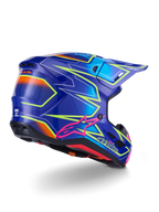 Alpinestars S-M7 Cast-hjälm, motocrosshjälm, blå, rosa och neongul blank finish, vy snett bakifrån som visar det aerodynamiska skalet med markant kantig grafik, rosa Astar-logotyp och integrerade ventilationsöppningar för terrängkörning
