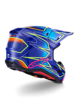 Alpinestars S-M7 Cast-hjälm, motocrosshjälm, blå, rosa och neongul blank finish, vy snett bakifrån som visar det aerodynamiska skalet med markant kantig grafik, rosa Astar-logotyp och integrerade ventilationsöppningar för terrängkörning