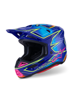 Alpinestars S-M7 Cast-hjälm ECE 22.06, motocrosshjälm, blå, rosa och neongul blank finish, trekvartsvy från sidan, aerodynamiskt skal med flera ventilationsöppningar, livfull grafisk design med rosa detaljer och neongula konturer.