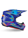 Alpinestars S-M7 Cast Helmet, motocrosshjälm, blå, rosa och neongul glansig finish, sidoprofil med framträdande geometriska mönster, rosa Alpinestars-logotyp och ventilerat aerodynamiskt skal.
