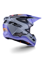 Alpinestars S-M3 Jettson-hjälm ECE 22.06, motocrosshjälm, grå, lila och glansig svart, trekvartsvy bakifrån som visar aerodynamiskt termoinjicerat skal med ventilationsportar och djärv grafisk design