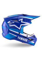 Alpinestars Yamaha S-M3-hjälm ECE 22.06, motocrosshjälm, blå och vit glansig finish, med tydlig Yamaha-logotyp och geometriska mönster, aerodynamisk design med svarta nätventiler och spetsig skärm, professionell terrängutrustning