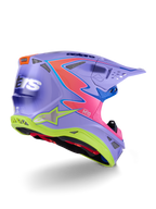 Alpinestars Supertech M10 Jett Lawrence R01 hjälm, motocrosshjälm, lila med rosa och fluorescerande gula detaljer, djärv grafisk design med Alpinestars-logotyper, aerodynamiskt skal med ventilationsöppningar och ett skyddande visir.
