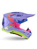 Alpinestars Supertech M10 Jett Lawrence R01-hjälm, motocrosshjälm, lila med rosa och fluorescerande gula detaljer, sidoprofil som visar det aerodynamiska kolfiberskalet, flera ventilationsöppningar och tydlig Alpinestars-profilering för terrängprestanda