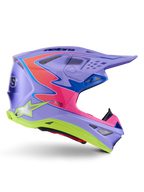 Alpinestars Supertech M10 Jett Lawrence R01-hjälm, motocrosshjälm, lila med rosa och fluorescerande gula detaljer, sidoprofil som visar det aerodynamiska kolfiberskalet, flera ventilationsöppningar och tydlig Alpinestars-profilering för terrängprestanda