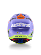 Alpinestars Supertech M10 Jett Lawrence R01-hjälm, motocrosshjälm, lila, rosa och fluorescerande gul, vy bakifrån med tydlig vit astars-logotyp, Jett Lawrence-signatur och flera ventilationsportar, strömlinjeformad aerodynamisk design för terrängkörning