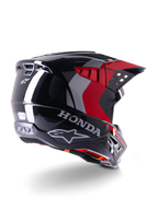 Alpinestars Honda S-M5 ECE-hjälm, motocrosshjälm, blank svart och röd, trekvartsvy bakifrån med Honda-logotyp och Alpinestars-logotyper, blank finish med röda och grå grafiska detaljer, designad för skydd vid terrängkörning