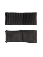 Alpinestars S-M7 set med hakremsskydd, svarta, reservskydd för hakremmar till motocrosshjälmar, texturerat syntetiskt material, mjukt tyg för ökad komfort, visas som ett par rektangulära svarta kuddar
