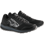 Alpinestars Meta Trail-skor, prestationslöparskor, svarta och mörkgrå, stor vitrandig Astars-logotyp på sidan, snörning med en robust grå sula, designade för heldagskomfort i paddocken