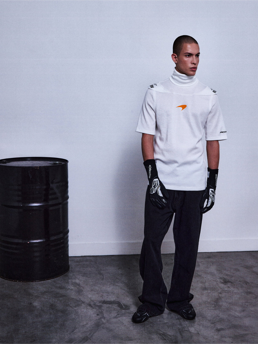 Alpinestars RSRV Pyro SS Tee, vit kortärmad tröja med orange logotyp, premium streetwear-kollektion, unisex design