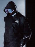 Alpinestars RSRV Axis läderhuvtröja, svart premium läderjacka med huva, futuristiska reflekterande skyddsglasögon, vita stjärndesigner på ärmarna, dragkedja, slät läderstruktur, modern streetwear-stil