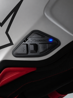 Alpinestars A-Connect interkomsystem, kontrollenhet för motorcykelhjälm med 4-knappslayout och blå status-LED, installerad på hjälmskal